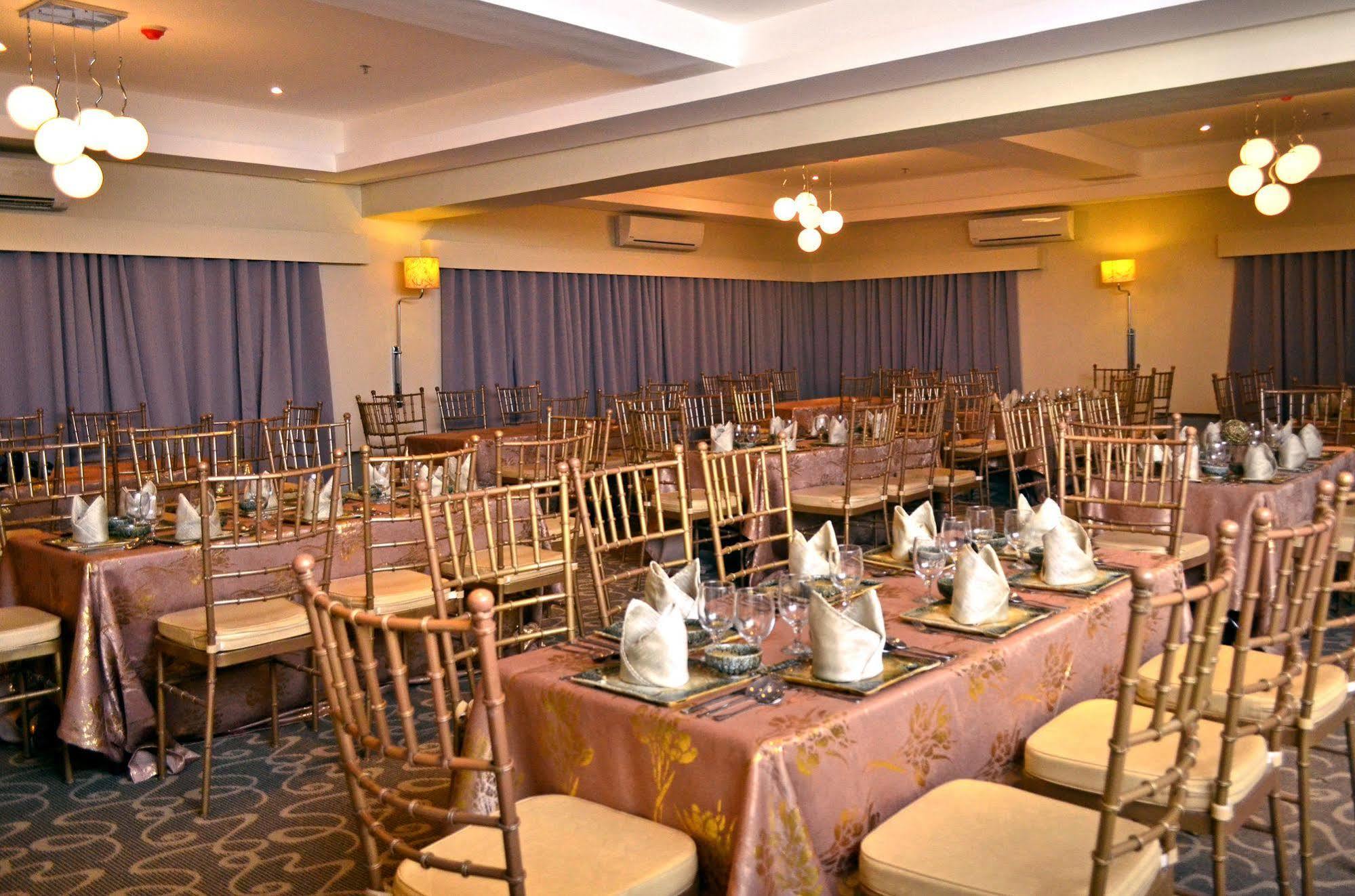 The Oriental Hotel Bataan Маривелес Экстерьер фото